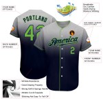 Maillot de baseball gris dégradé fluo personnalisé vert-bleu marine authentique et tendance Maillot de baseball gris dégradé fluo personnalisé vert-bleu marine authentique et tendance